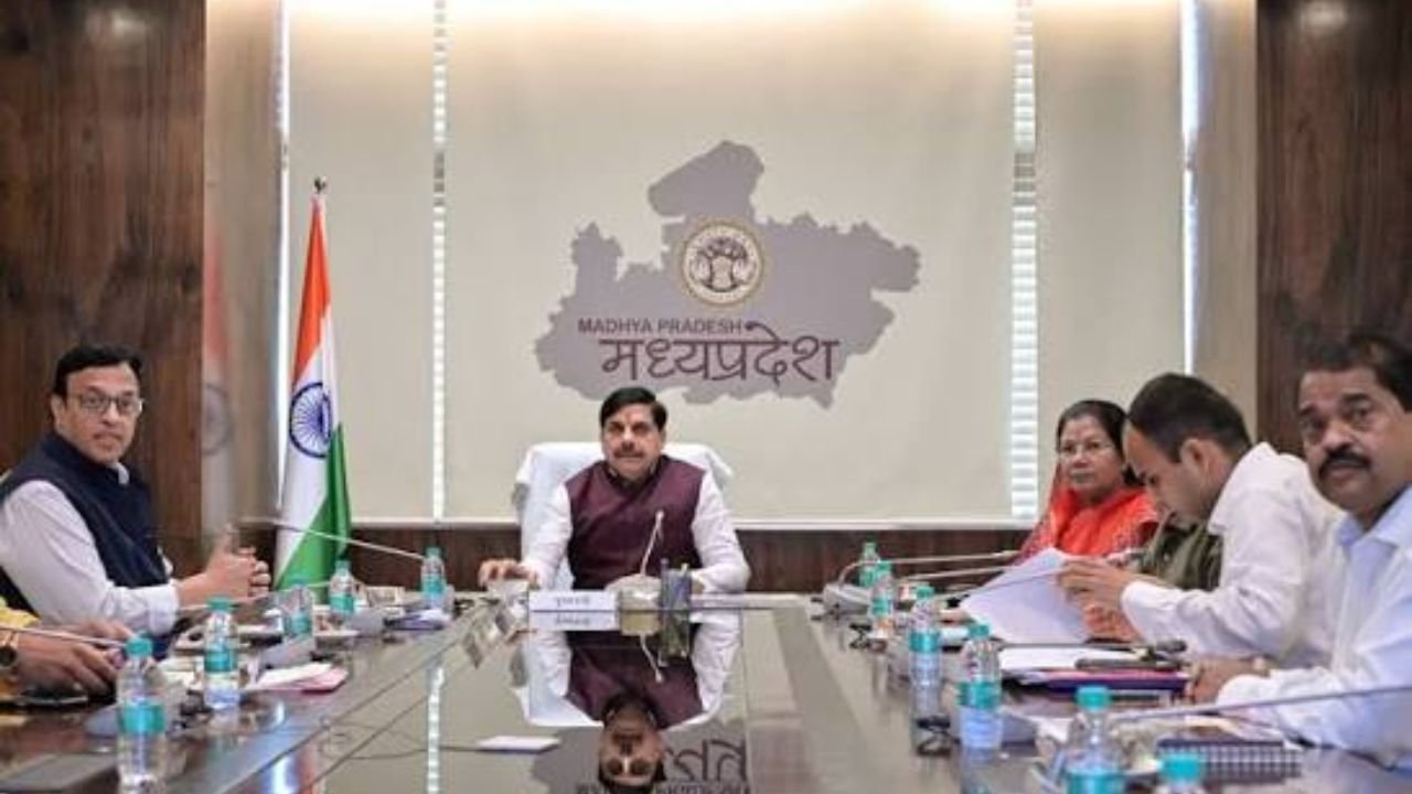 MP News : सीएम मोहन यादव का सख्त निर्देश, शिकायत हेल्पलाइन तक पहुंचे उससे पहले निपटाएं काम
