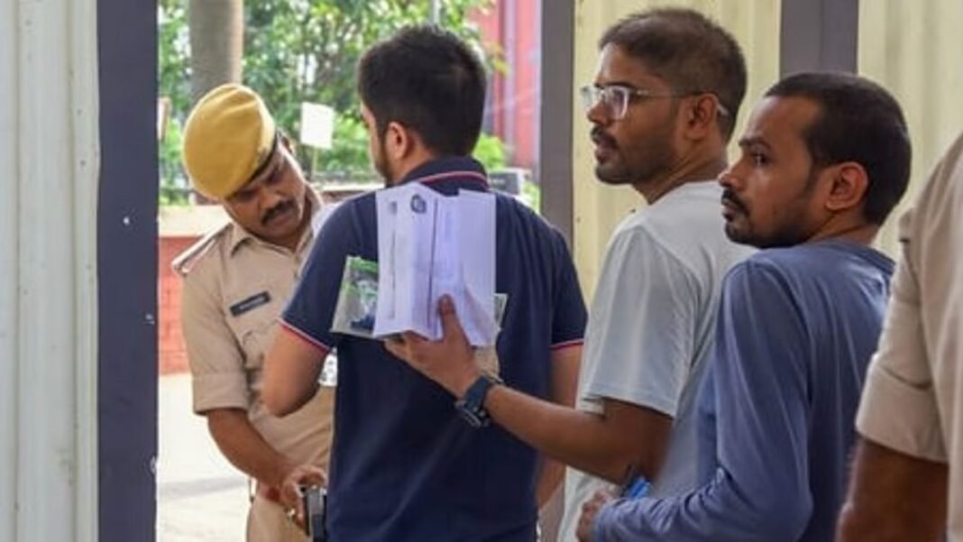 MP News : प्रेमी-प्रेमिका के झगड़े से खुला एमपीएससी ड्रग इंस्पेक्टर पेपर लीक घोटाला, छह गिरफ्तार MP News