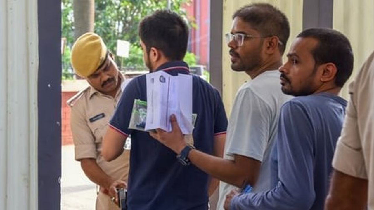 MP News : प्रेमी-प्रेमिका के झगड़े से खुला एमपीएससी ड्रग इंस्पेक्टर पेपर लीक घोटाला, छह गिरफ्तार
