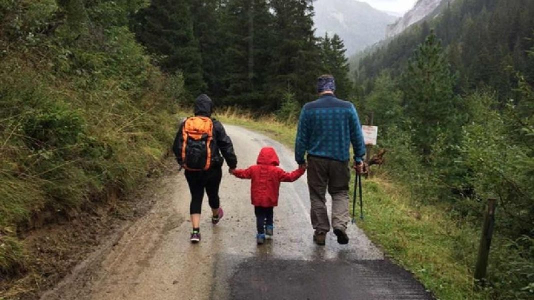Monsoon Picnic Safety Tips: मानसून पिकनिक पर बच्चों के साथ जा रहे हैं तो इन 5 बातों का रखें खास ध्यान Monsoon Picnic Safety Tips