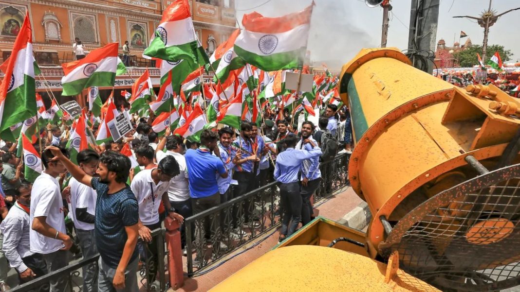 Nawada Teachers Tiranga Yatra: नवादा में तिरंगा यात्रा से दूरी बनाना 13 शिक्षकों को पड़ा भारी, राष्ट्रगान अपमान का लगा आरोप Nawada Teachers Tiranga Yatra