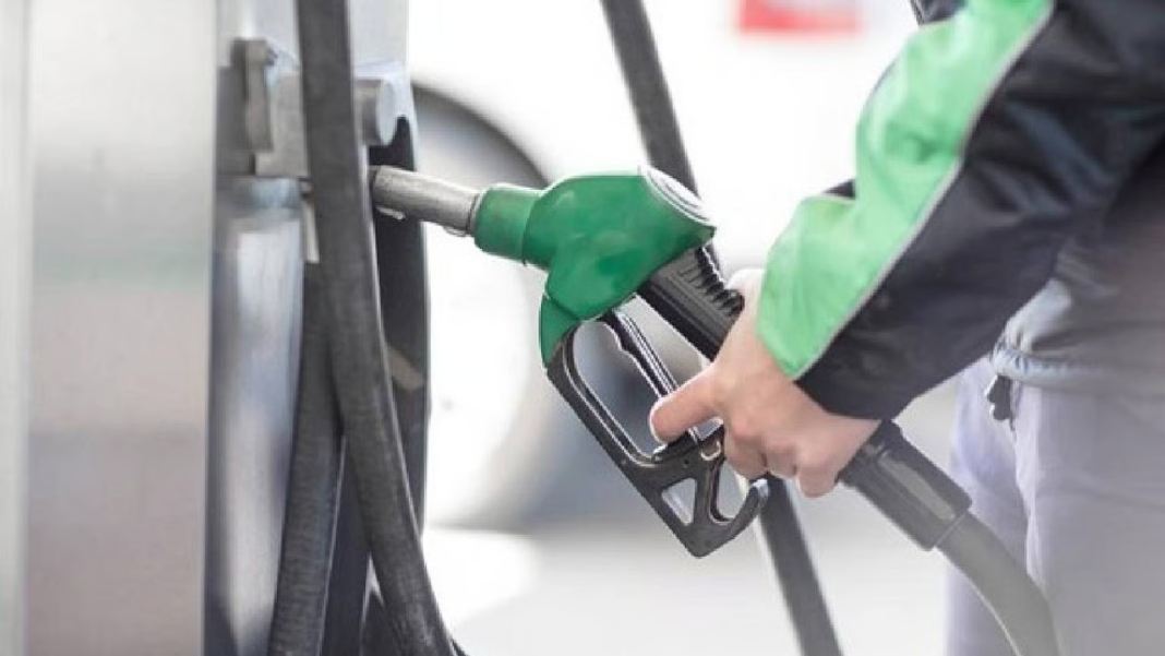 Petrol Diesel Rate 15 Aug 2026: 15 अगस्त 2026 को पेट्रोल-डीजल के दाम स्थिर, जानें देशभर में आज पेट्रोल-डीजल के दाम Petrol Diesel Rate 15 Aug 2026