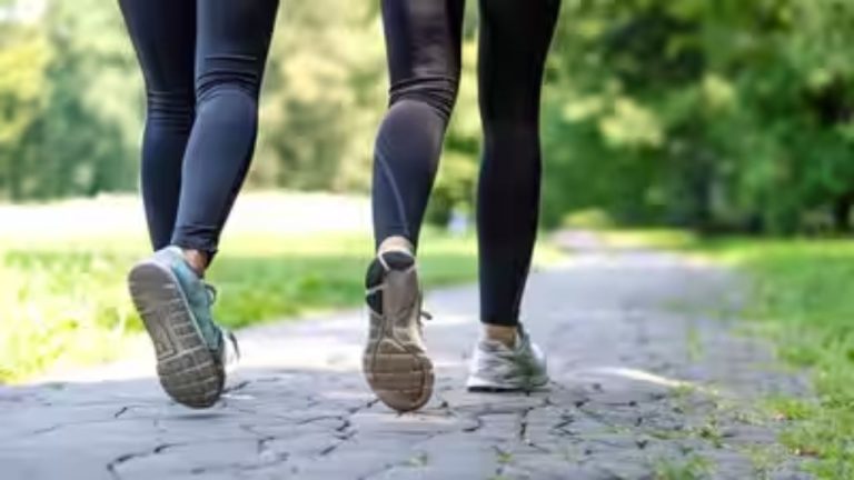Post-Meal Walking Benefits: खाना खाते ही बिस्तर पर लेट जाते हैं? जानें इससे शरीर को हो सकते हैं कौन-कौन से नुकसान
