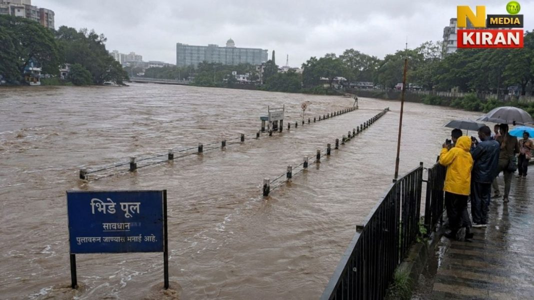 High alert in Pune due to heavy rain, खड़कवासला बांध से बढ़ाया गया पानी का डिस्चार्ज High alert in Pune due to heavy rain, खड़कवासला बांध से बढ़ाया गया पानी का डिस्चार्ज