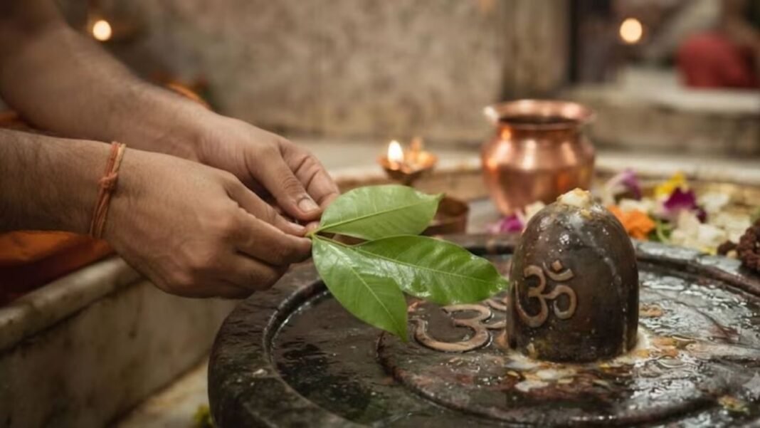 Somvar Puja Vidhi : सोमवार को शिवलिंग पर जल चढ़ाने की परंपरा और शिव पूजा का धार्मिक महत्व, जानें सही विधि Somvar Puja Vidhi
