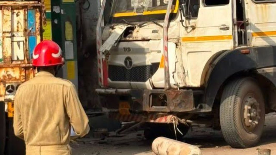 Tikri Kalan CNG Pump Blast: दिल्ली में सीएनजी सिलेंडर फटने से 3 की मौत, 3 घायल, टिकरी कलां मेट्रो स्टेशन के पास हादसा Tikri Kalan CNG Pump Blast