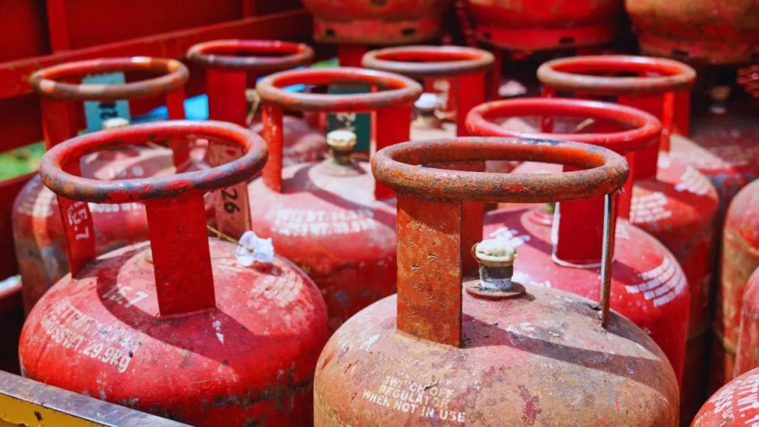 LPG e-KYC Update: 15 अगस्त तक हर हाल में पूरी करा लें गैस ई-केवाईसी, वरना बंद हो जाएगा कनेक्शन LPG e-KYC Update