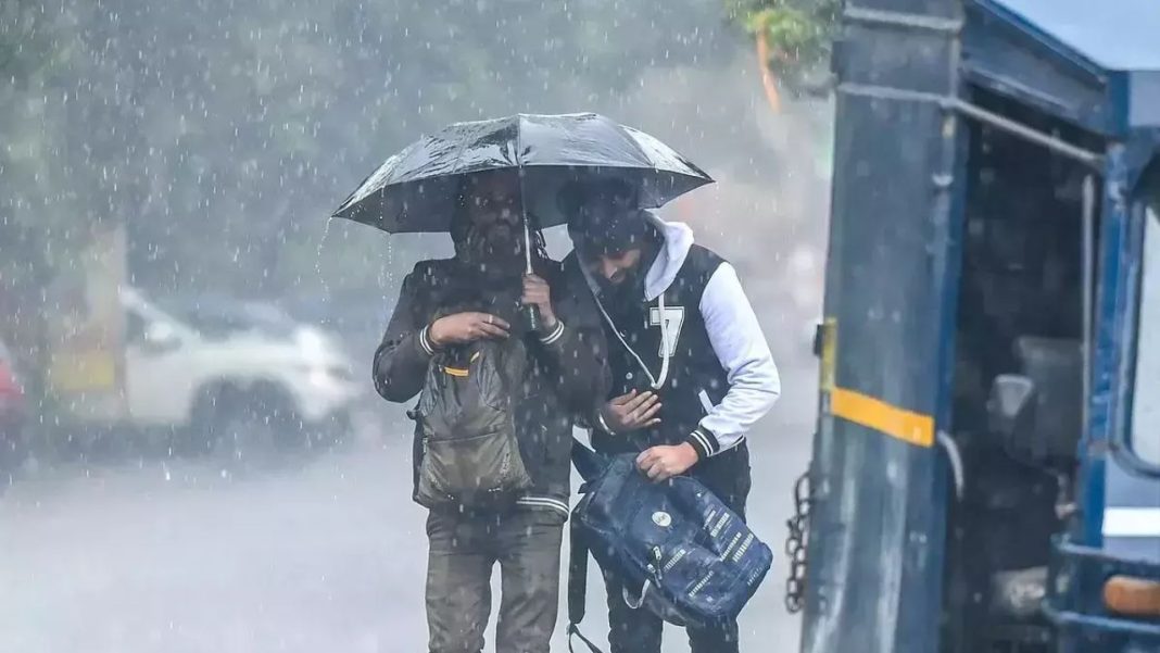UP Weather 4 August 2026: 4 अगस्त को भारी बारिश और गरज-चमक का अलर्ट, जानिए अपने शहर का हाल UP Weather 4 August 2026