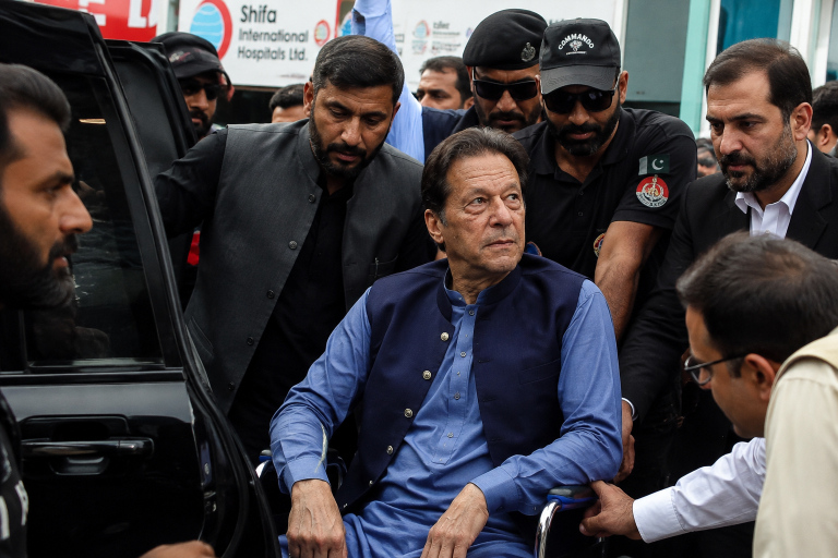 Pakistan: इमरान खान जेल से अस्पताल पहुंचे, सुप्रीम कोर्ट के आदेश के बाद मिली राहत, कड़ी सुरक्षा में शिफा लाए गए