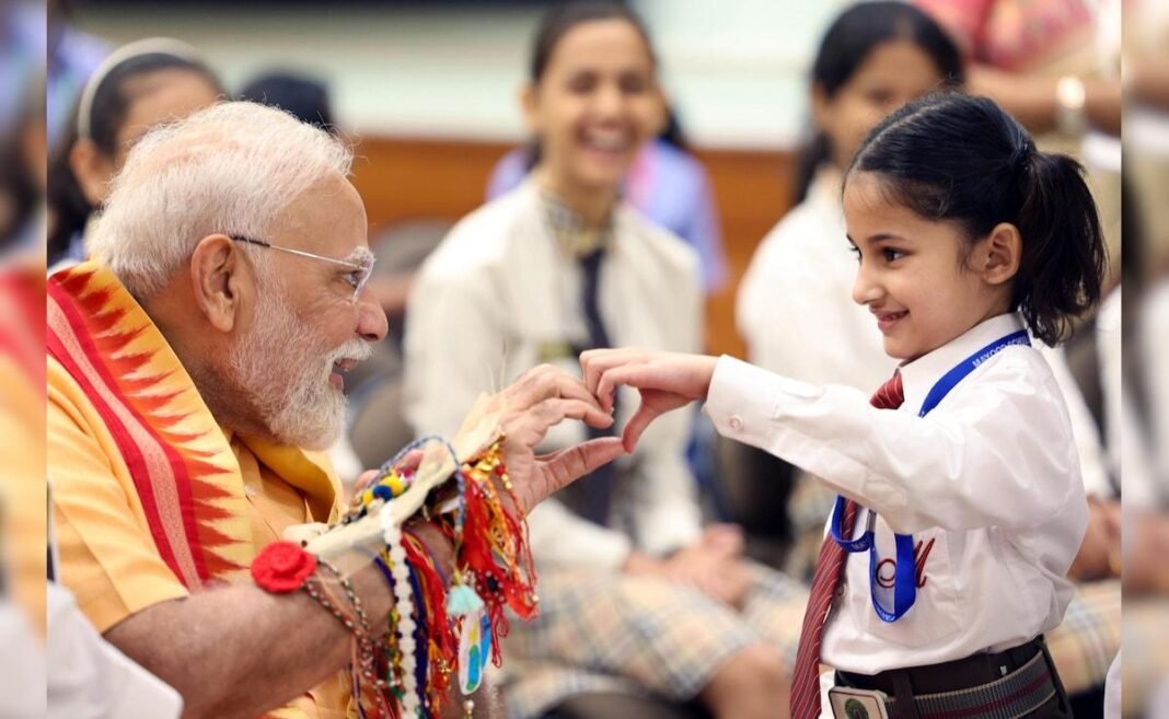 रक्षाबंधन पर PM मोदी के आवास पर दिखी खुशियां, बहनों से मिले हाई-फाइव और मुस्कान रक्षाबंधन पर PM मोदी के आवास पर दिखी खुशियां, बहनों से मिले हाई-फाइव और मुस्कान