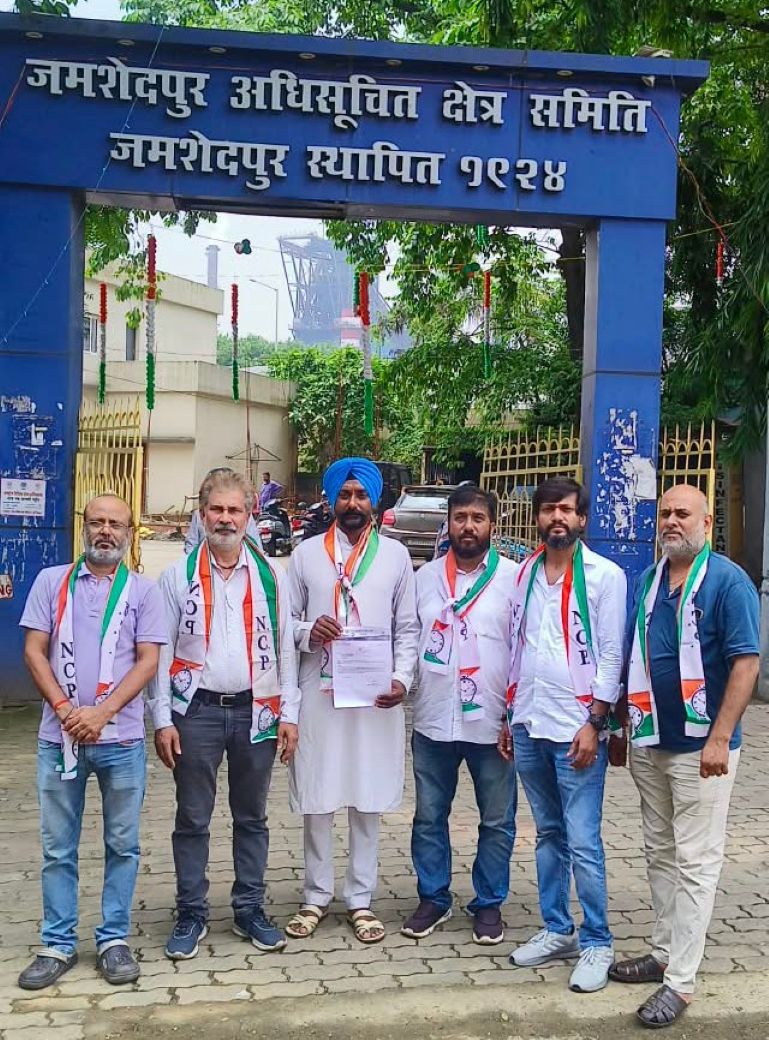जलजमाव और गंदगी पर एनसीपी ने जमशेदपुर नोटिफाइड को सौंपा ज्ञापन