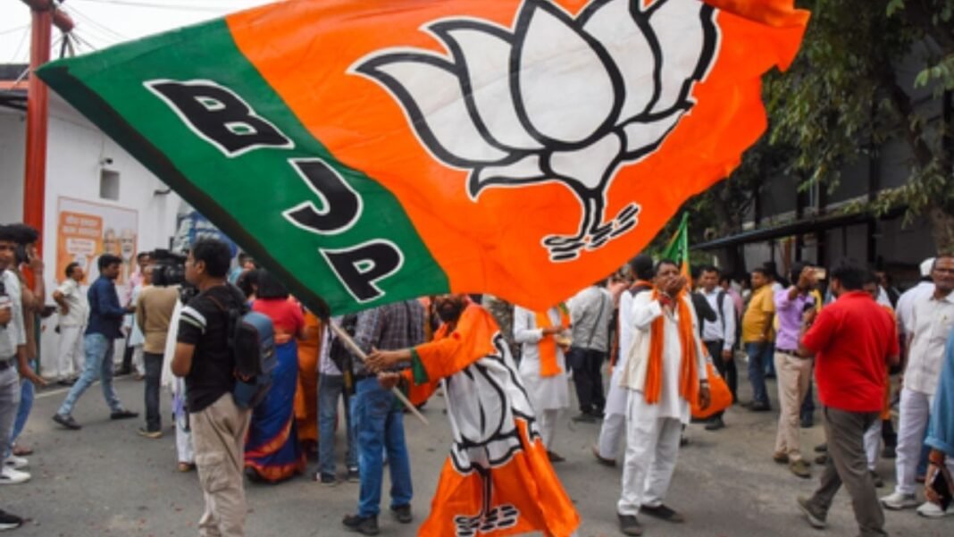 Alwar BJP Rebellion: अलवर नगर निगम चुनाव में टिकट कटने से बीजेपी में बगावत तेज, प्रवक्ता समेत कई नेताओं ने इस्तीफा देकर निर्दलीय नामांकन किया Alwar BJP Rebellion