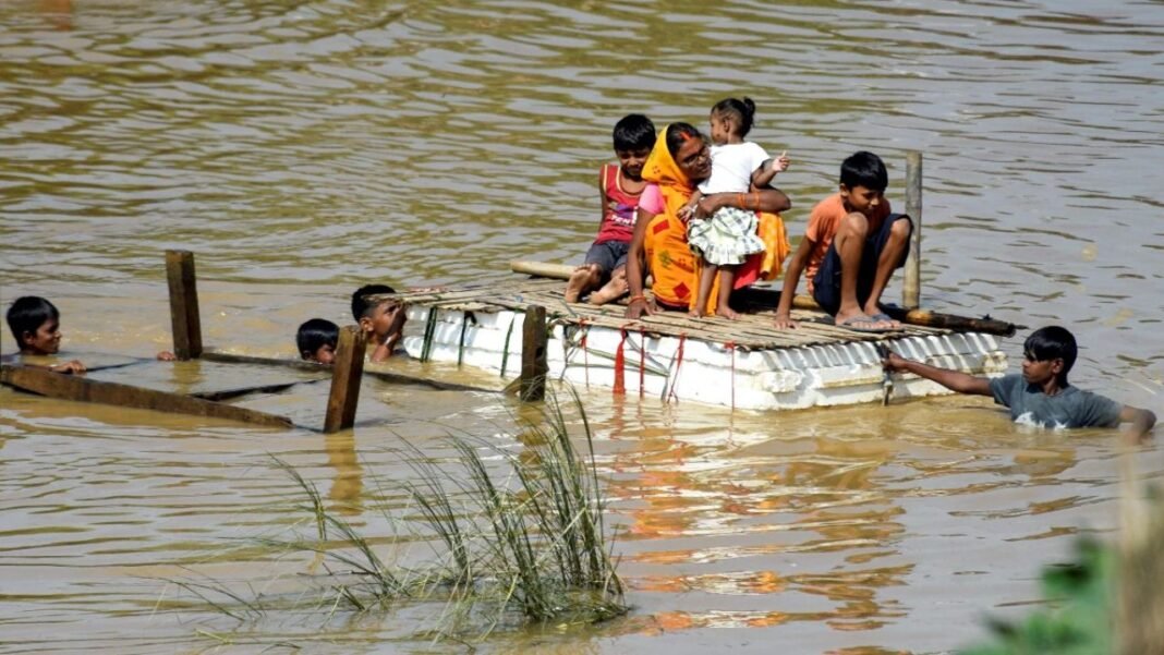 Bihar Flood: बिहार में बाढ़ ने रोकी बच्चों की पढ़ाई, कहीं डूबे स्कूल तो कहीं रास्तों में फंसी शिक्षा Bihar Flood