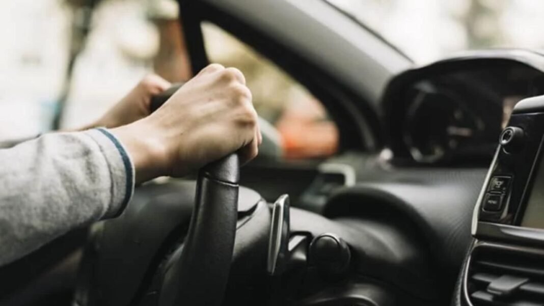 Genz Driving Skill: Genz मैनुअल कार चलाना भूलते जा रही है, सर्वे में 35 फीसदी ने कभी क्लच-गियर छुआ तक नहीं Genz Driving Skill