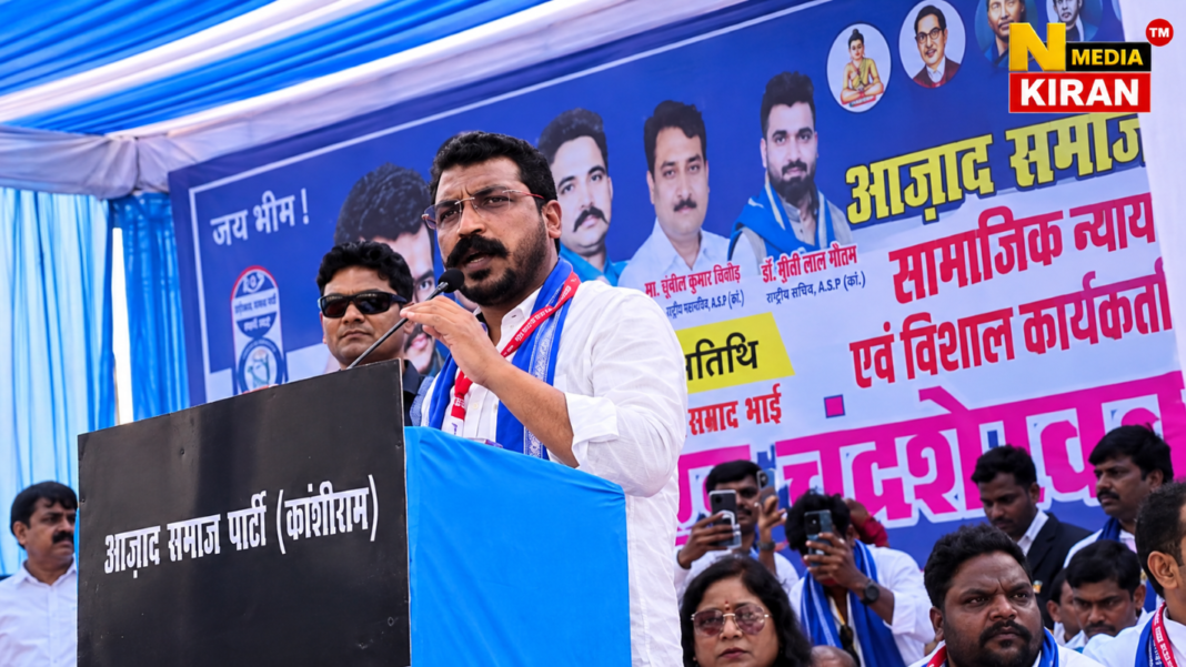 यूपी के सीतापुर में चंद्रशेखर आजाद की सभा में हंगामा, समर्थकों ने तोड़ी बैरिकेडिंग, पंडाल पर चढ़े युवा यूपी के सीतापुर में चंद्रशेखर आजाद की सभा में हंगामा, समर्थकों ने तोड़ी बैरिकेडिंग, पंडाल पर चढ़े युवा