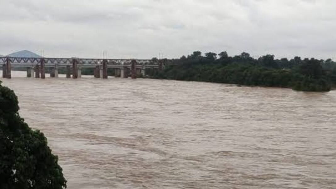Jamshedpur Flood Alert: जमशेदपुर में बाढ़ का खतरा गहराया, खरकई नदी उफनाई, चांडिल-गंजिया के गेट खुले, बस्तियों में घुसा पानी Jamshedpur Flood Alert
