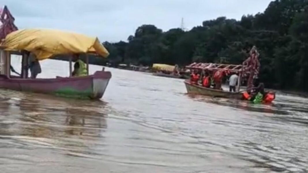 MP News: जबलपुर में नर्मदा में डूबी होमगार्ड की मोटरबोट, बरगी बांध के गेट खुलने से उफनाई नदी MP News