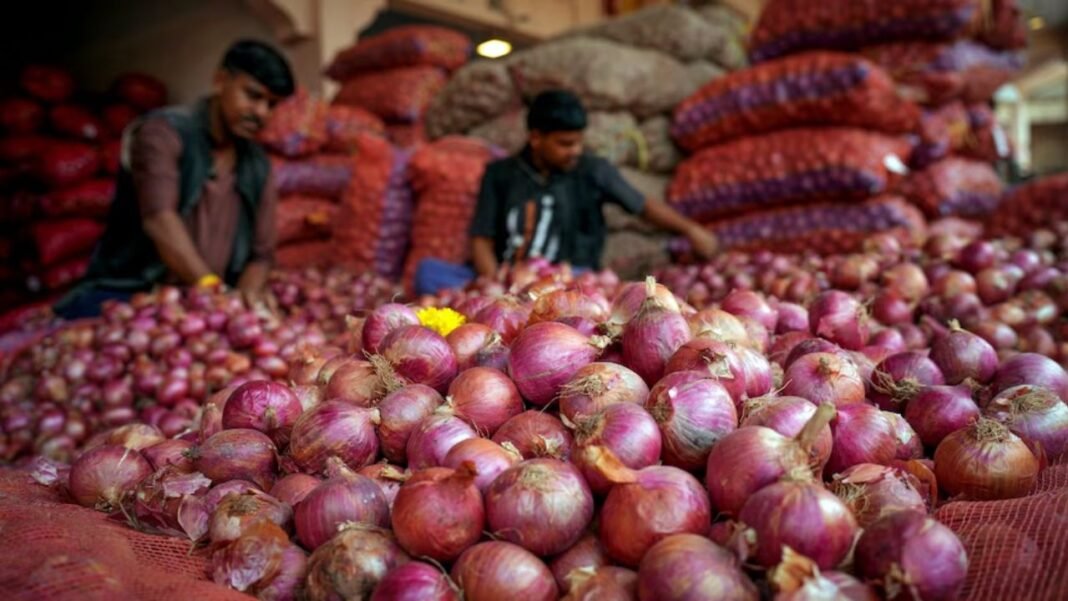Onion Price: प्याज ने फिर निकाले आंसू, एक साल में कीमतों ने तोड़ा रिकॉर्ड, जानें कब मिलेगी राहत Onion Price