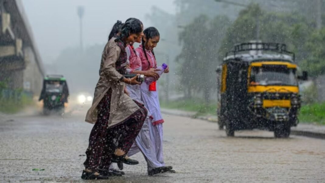 UP Weather 18 Sep 2026: पूर्वी यूपी में हल्की बारिश के असर, 22 तारीख तक मानसून विदाई का अनुमान UP Weather 18 Sep 2026