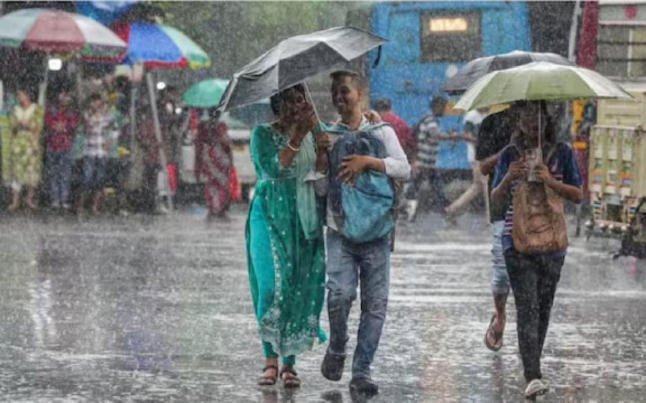 UP Weather 25 Sep 2026: पूर्वी यूपी में लगभग हर जगह बौछारें, पश्चिम में सीमित बारिश