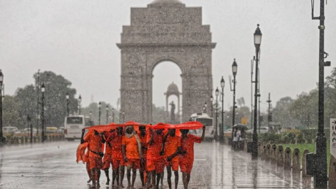 UP Weather 8 Sep 2026: यूपी मौसम 8 सितंबर के दौरान पूर्वी आठ जिलों में भारी बारिश का येलो अलर्ट, पश्चिम में राहत UP Weather 8 Sep 2026