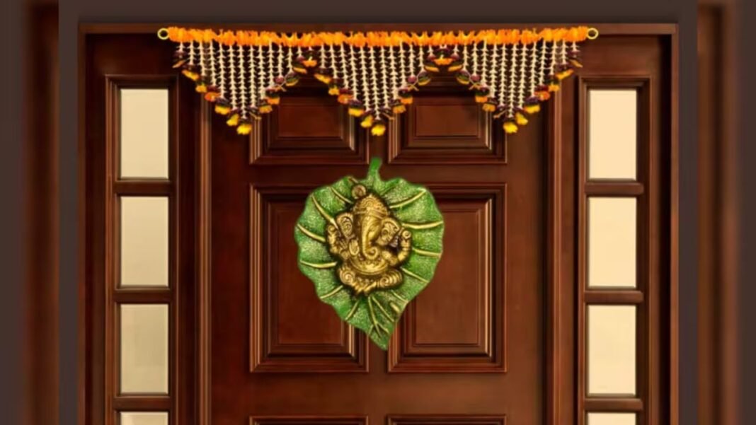 Vastu Tips: घर के मुख्य द्वार पर किस भगवान की फोटो लगाना है शुभ? जानें सही नियम और जरूरी बातें Vastu Tips