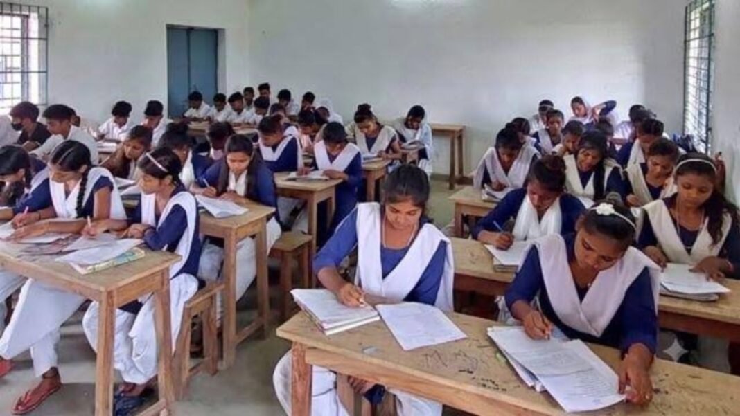 West Bengal News: पश्चिम बंगाल में बिना छात्रों वाले 4133 सरकारी स्कूलों का होगा कायाकल्प, PPP मॉडल से मिलेगी नई पहचान West Bengal News