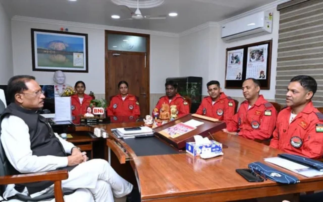 CG News: सीएम विष्णु देव साय से भारतीय वायु सेना की सारंग हेलीकॉप्टर डिस्प्ले टीम ने की सौजन्य मुलाकात