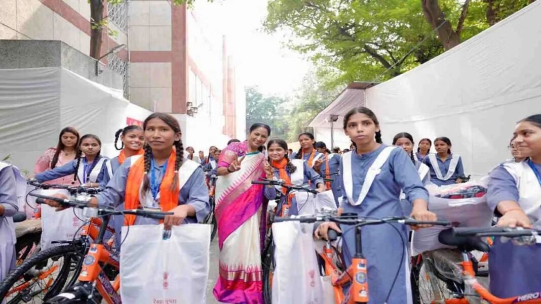 दिल्ली में नवरात्रि पर सीएम रेखा गुप्ता ने 1400 बेटियों को साइकिल दीं, शालीमार बाग स्कूल में किया कन्या पूजन Delhi CM Rekha Gupta Bicycle Distribution 2026
