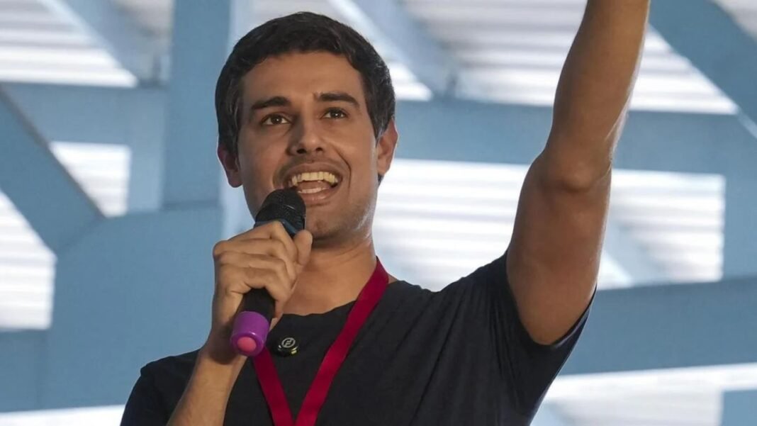 कौन हैं Dhruv Rathee? गुरुग्राम से हिरासत में लिए गए यूट्यूबर, 3 करोड़ से ज्यादा सब्सक्राइबर्स Dhruv Rathee