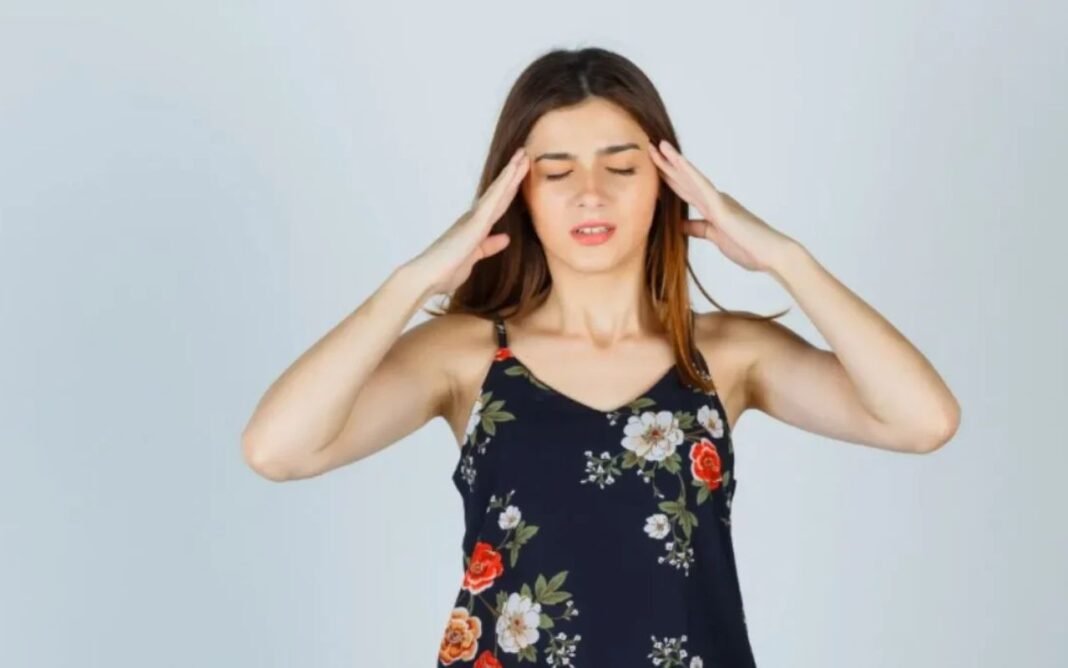 Health Tips: सिरदर्द के साथ चक्कर आना किस गंभीर बीमारी का संकेत हो सकता है? जानें कब डॉक्टर से मिलना जरूरी है? Health Tips