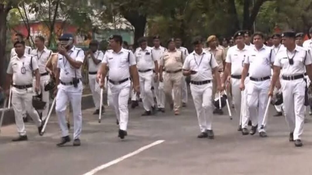 Kolkata Sarsuna Assault Case: कोलकाता में युवक को निर्वस्त्र घुमाने का आरोप, नाबालिग लड़की के माता-पिता और मामा गिरफ्तार Kolkata Sarsuna Assault Case
