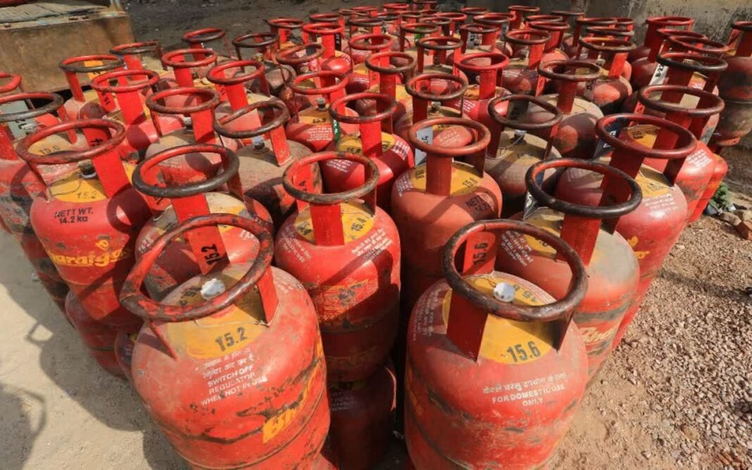 LPG Connection Update: 14.2 किलो वाले नए कनेक्शन पर रोक की रिपोर्ट, अब 5 किलो और 10 किलो वाले विकल्पों पर नजर LPG Connection Update