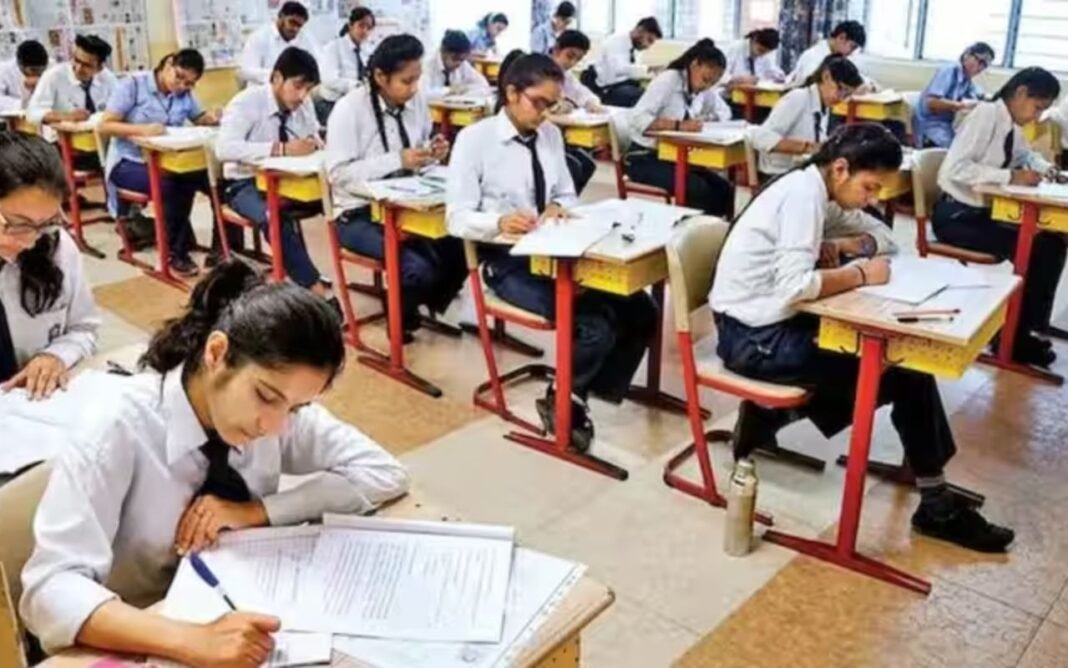 Maharashtra Exam Fee Waiver: 2.4 लाख छात्रों की परीक्षा फीस माफ, सूखा प्रभावित क्षेत्रों को कैसे मिलेगा फायदा? Maharashtra Exam Fee Waiver