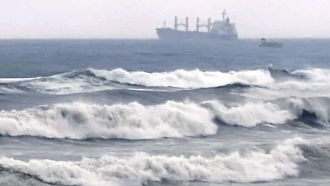 Odisha Cyclone Alert: अर्नब से निपटने के लिए 302 टीमें तैयार, किन जिलों में बंद रहेंगे स्कूल-कॉलेज? Odisha Cyclone Alert: ओडिशा में चक्रवात अर्नब को लेकर सतर्कता बढ़ी
