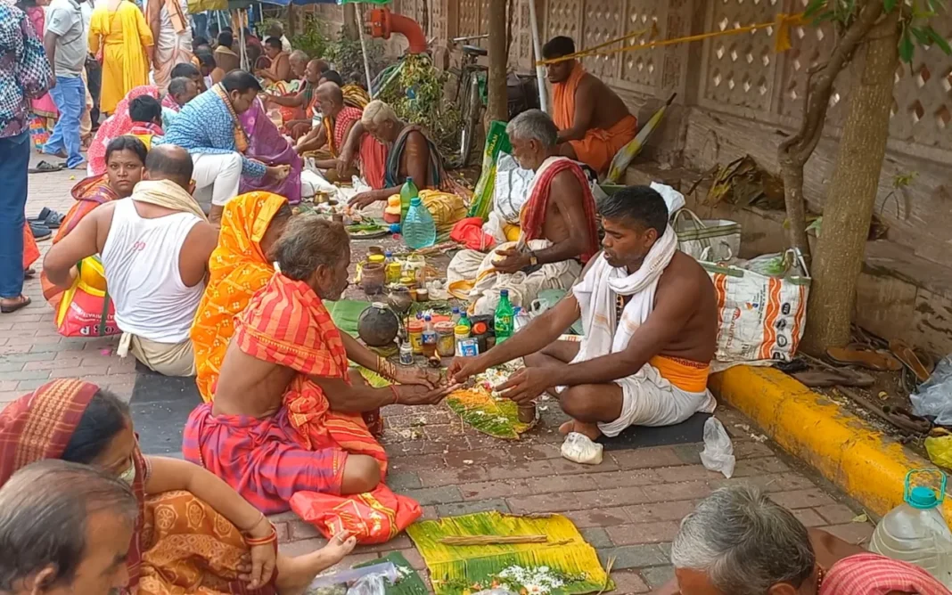 Odisha News: ओडिशा में महालया पर हजारों लोगों ने पूर्वजों को तर्पण और पिंडदान अर्पित किया Odisha News