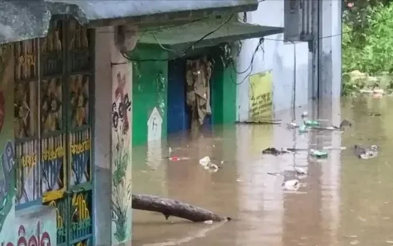 Odisha News: चक्रवात ‘अर्णब’ का असर तेज, वंशधारा उफान पर; गजपति के गांवों में बाढ़ का खतरा