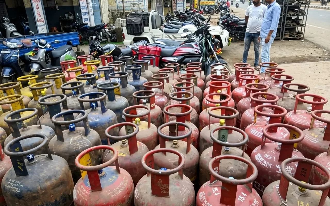 Odisha News: भुवनेश्वर में गैस सिलेंडर चोरी का बड़ा रैकेट पकड़ा गया, 70 से ज्यादा सिलेंडर बरामद, कैसे चल रहा था पूरा खेल?
