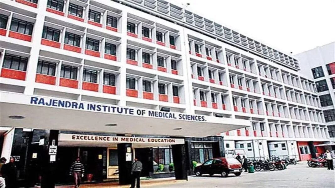 RIMS New Rules: अस्पताल में भीड़ और संक्रमण रोकने की पहल, मरीजों से मिलने के लिए बदली व्यवस्था RIMS New Rules: Patient Visiting