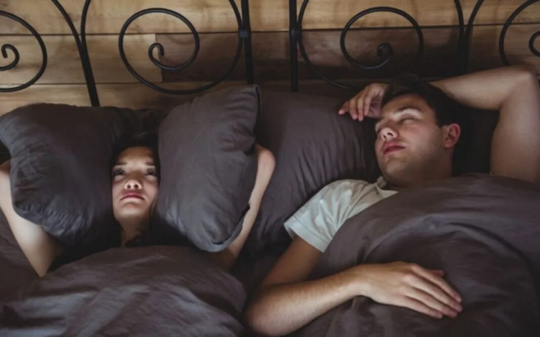 Sleep Talking: नींद में बड़बड़ाना आम बात है या किसी बीमारी का संकेत, डॉक्टर क्या कहते हैं? Sleep Talking