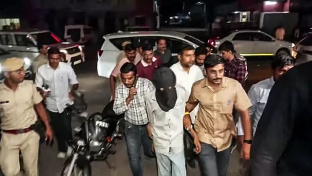 Tiger Shroff Car Firing Case: टाइगर श्रॉफ की कार पर फायरिंग केस में बड़ा खुलासा, यूपी की दो युवतियां पिस्टल लेकर पहुंचीं मुंबई Tiger Shroff Car Firing Case