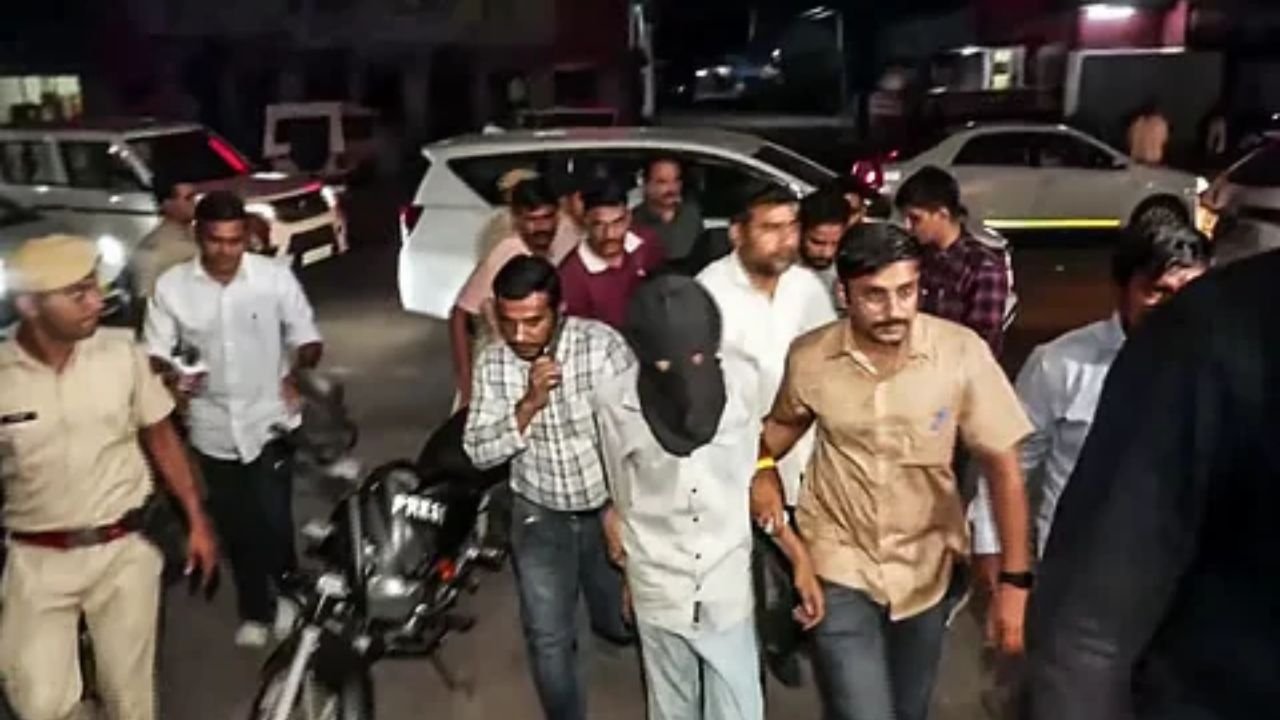 Tiger Shroff Car Firing Case: टाइगर श्रॉफ की कार पर फायरिंग केस में बड़ा खुलासा, यूपी की दो युवतियां पिस्टल लेकर पहुंचीं मुंबई