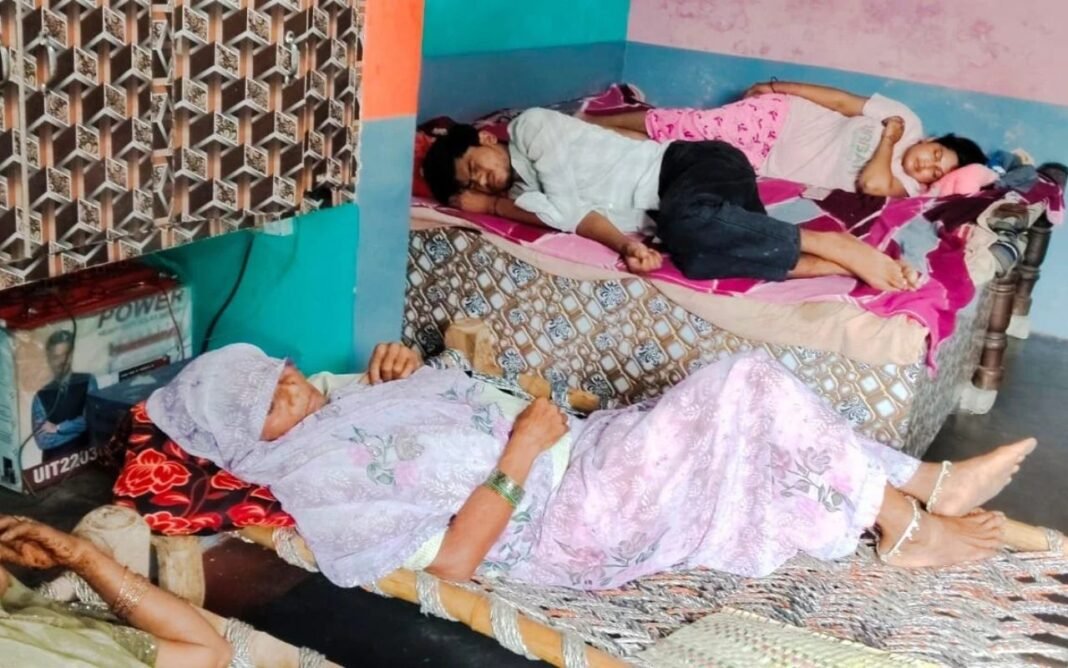 UP News: नोएडा में एक ही परिवार के 5 लोगों की मौत, नूडल्स खाने के बाद बिगड़ी तबीयत; जानें वजह पर सस्पेंस UP News