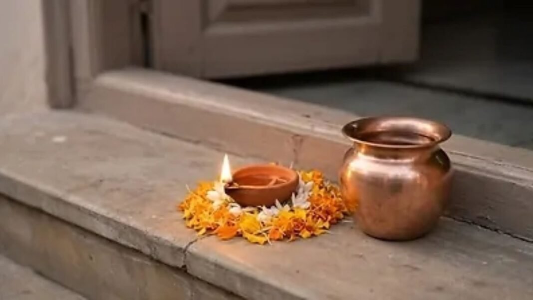 Vastu Tips: शाम को मुख्य द्वार पर दीया और जल रखने के वास्तु उपाय, जानें सही विधि, दिशा और नियम Vastu Tips