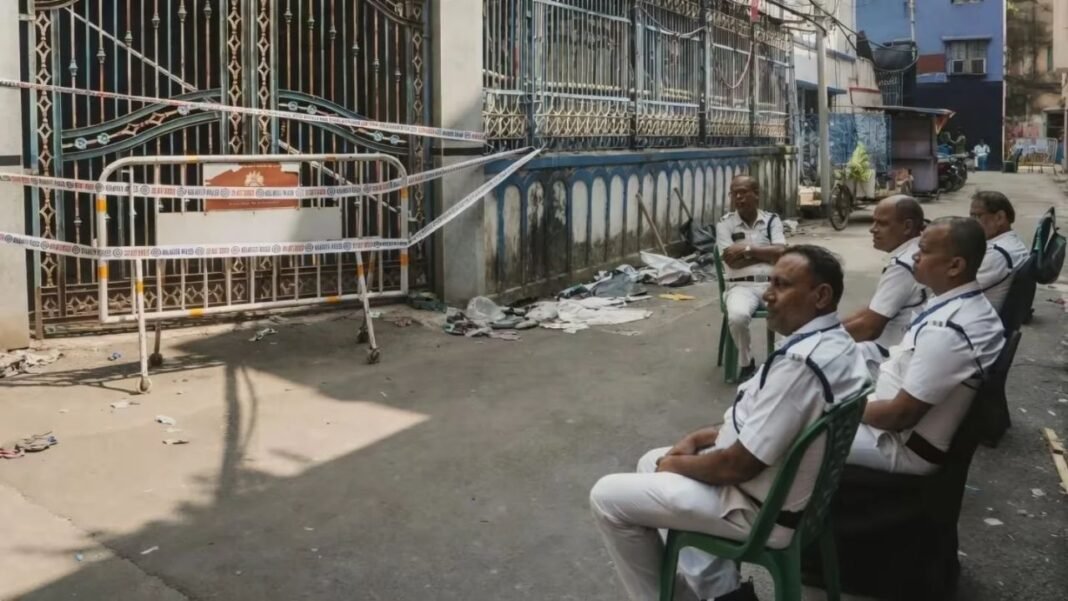 चोरबागान हादसे के बाद बंगाल में विसर्जन पर कड़ा पहरा, चार शहरों में 18 IPS अधिकारी तैनात West Bengal Visarjan Security: चोरबागान हादसे के बाद कड़ी सुरक्षा